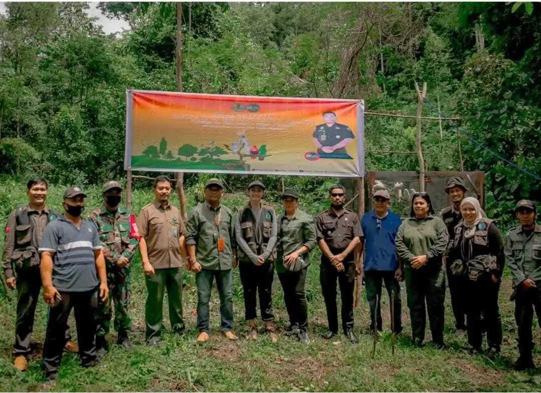 Pelepasliaran satwa liar oleh BKSDA Maluku bersama rombongan di kawasan konservasi Suaka Alam (SA) Gunung Sahuwai. | Foto: Dok. BKSDA Maluku