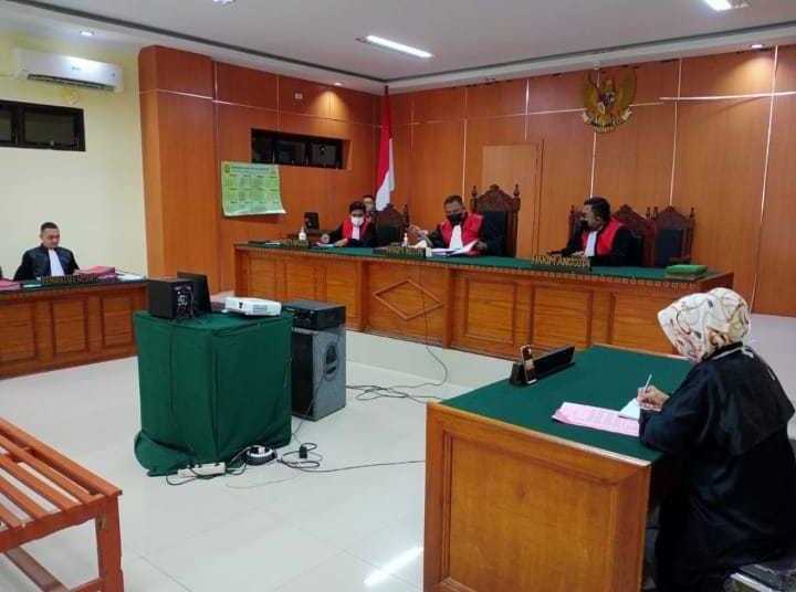 Sidang perkara pembunuhan gajah sumatera dengan lima terdakwa di Pengadilan Negeri Idi, Kabupaten Aceh Timur, Kamis (21/10/2021). | Foto: Dok. Kejari Aceh Timur
