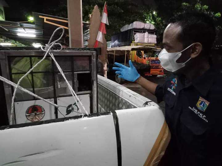 Pejabat Karantina Pertanian Cilegon melakukan pengecekan dokumen, termasuk memeriksa kesehatan fisik terhadap owa siamang dan owa ungko. | Foto: Istimewa/Banten news