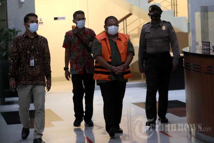 Bupati Langkat nonaktif, Terbit Rencana Perangin Angin mengenakan rompi tahanan setelah menjalani pemeriksaan di Gedung KPK, Jakarta Selatan, Kamis (20/1/2022). | Foto: Irwan Rismawan/Tribunnews