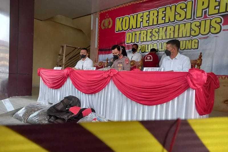 Gambar saat koferensi pers yang dilakukan oleh Polda Lampung atas pengungkapan kasus perdagangan sisik satwa liar dilindungi trenggiling. | Foto: Damiri/Antara