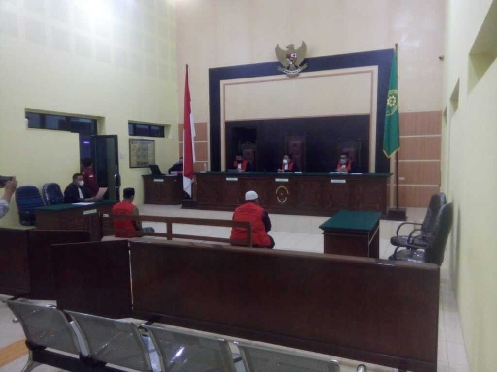Majelis Hakim Pengadilan Negeri Simpang Tiga Redelong, Aceh memberikan vonis kepada terdakwa perdagangan bagian tubuh harimau sumatera di Kabupaten Bener Meriah. | Foto: Istimewa/Waspada Aceh