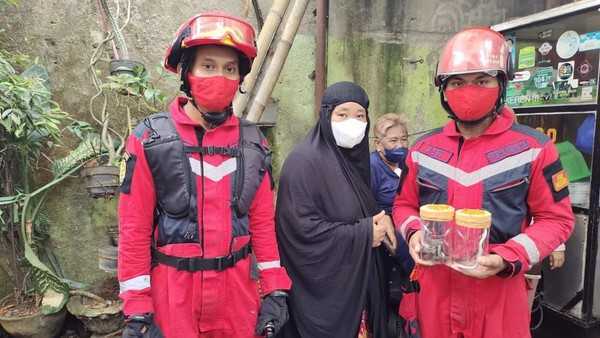 Sebanyak empat ekor ular air ditemukan ada di permukiman warga, kemudian berhasil dievakuasi oleh tim dari Pemadam Kebakaran (Damkar) Makassar pada Minggu (8/5). | Foto: Istimewa/Detik