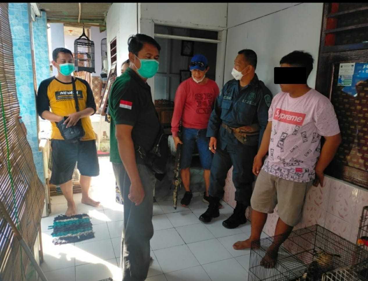 Tim gabungan berhasil menangkap tersangka perdagangan ilegal satwa liar di Jawa Timur. | Foto: KHLK