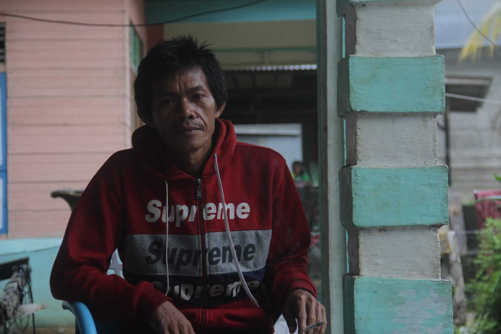 Azwar Anas (40), mantan terpidana kasus perburuan harimau sumatera. Ia menjadi orang pertama di Indonesia yang divonis maksimal karena perburuan ilegal, yakni empat tahun penjara. Usai bebas, ia kini lebih banyak menghabiskan waktu di ladang dan memancing ikan untuk menghidupi keluarga. | Foto: Harry Siswoyo/Ekuatorial