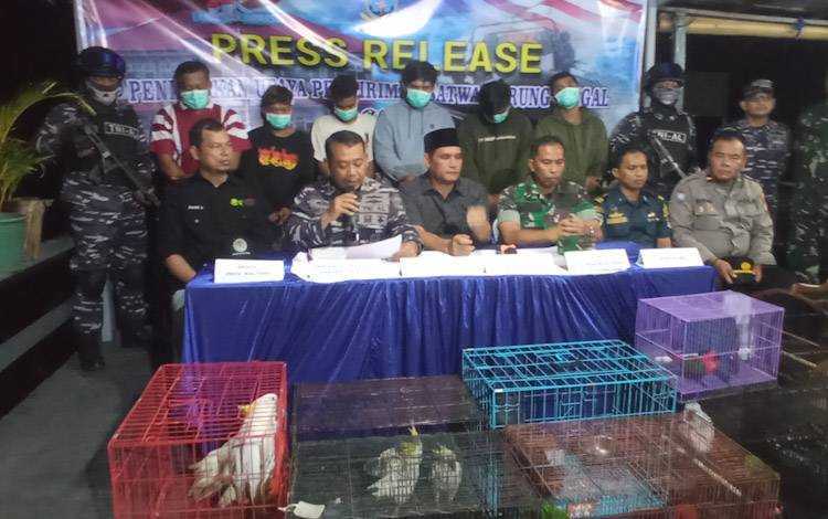 Lanal Banjarmasin saat jumpa pers terkait penggagalan pengiriman satwa dilindungi asal Papua, Sabtu (22/10). | Foto: Borneo News 