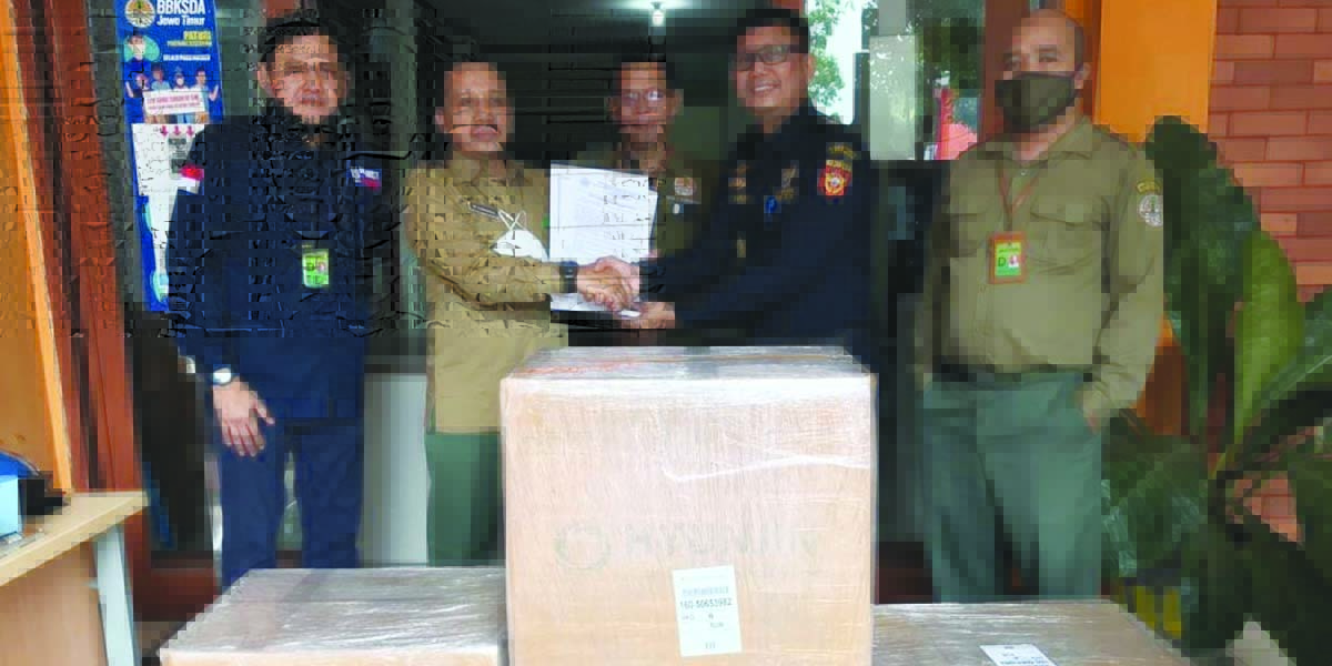 Bea Cukai Juanda saat menyerahkan enam boks kalajengking kepada pihak BBKSDA Jawa Timur. | Foto: Indopos