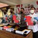 Satreskrim Polres Melawi saat jumpa pers terkait kasus jual beli sisik trenggiling di Kalimantan Barat. | Foto: Istimewa