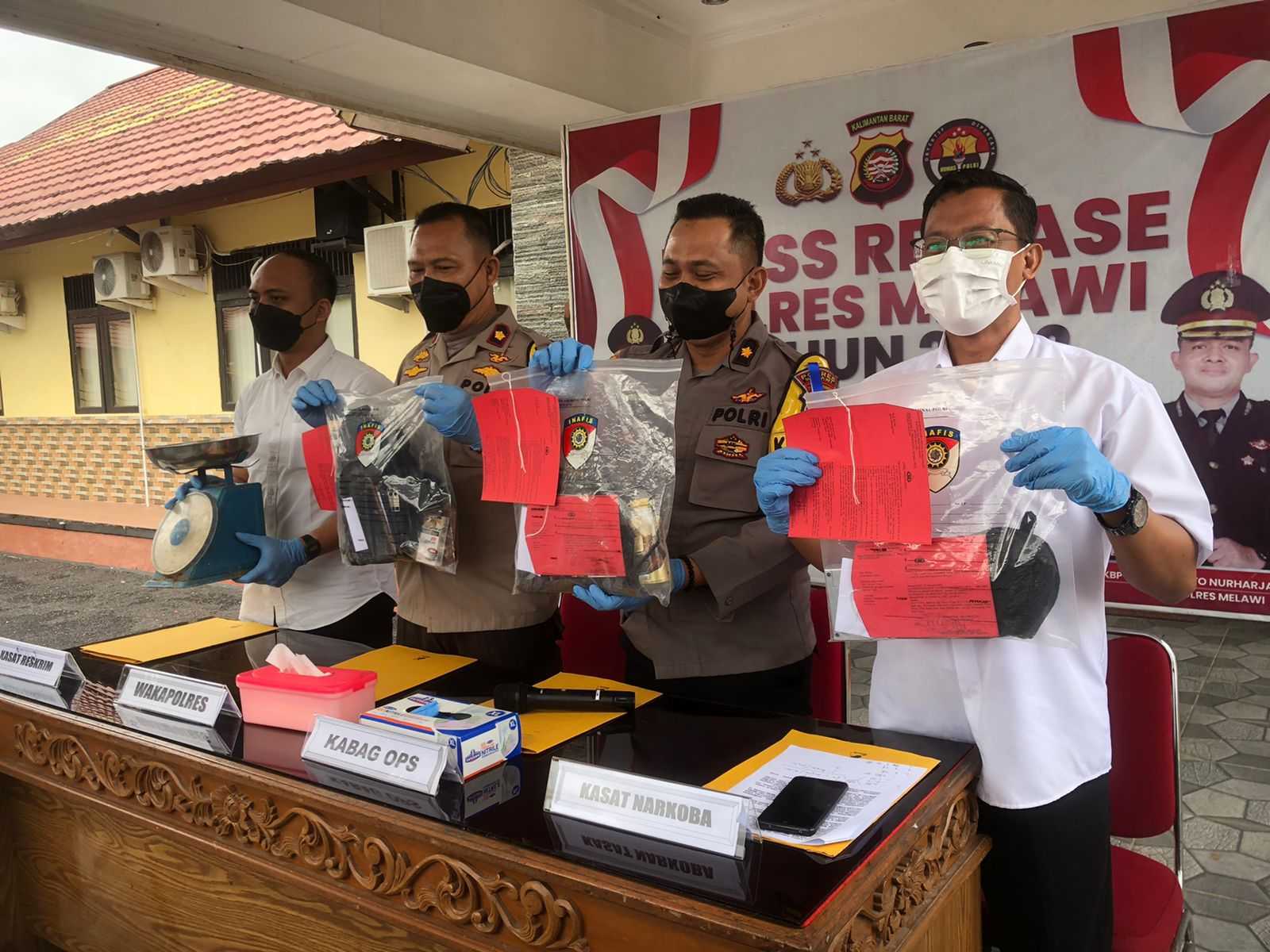 Satreskrim Polres Melawi saat jumpa pers terkait kasus jual beli sisik trenggiling di Kalimantan Barat. | Foto: Istimewa