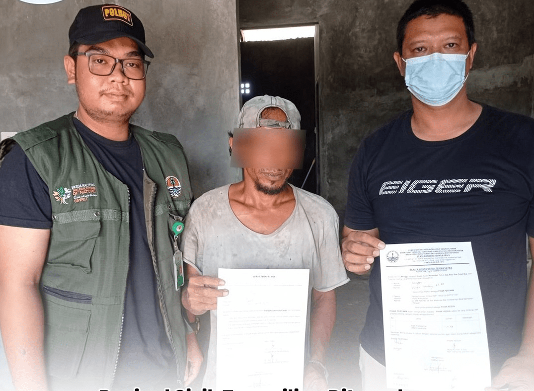 Penjual sisik trenggiling di Facebook bersama petugas BKSDA Kalteng, menyepakati surat pernyataan pelaku untuk tidak mengulang perbuatannya. | Foto: Radar Pangkalan Bun 
