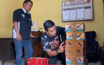 Polsek KSKP Bakauheni, Lampung berhasil menggagalkan upaya penyelundupan ratusan ekor burung yang dikirm melalui bus RA Pariwisata. | Foto: Pujiansyah/tvonenews
