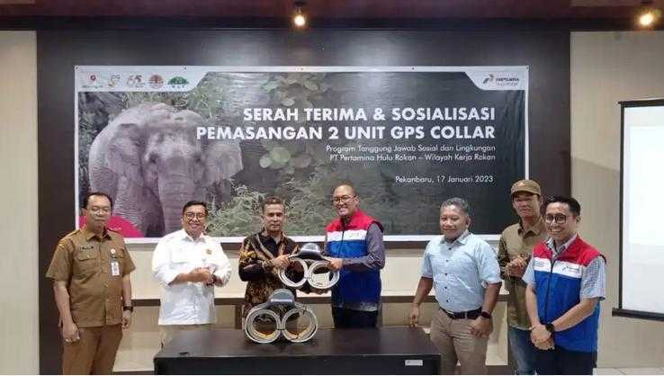 Penyerahan GPS Collar untuk monitoring gajah liar endemik Sumatra. | Foto: Dok. PHR 
