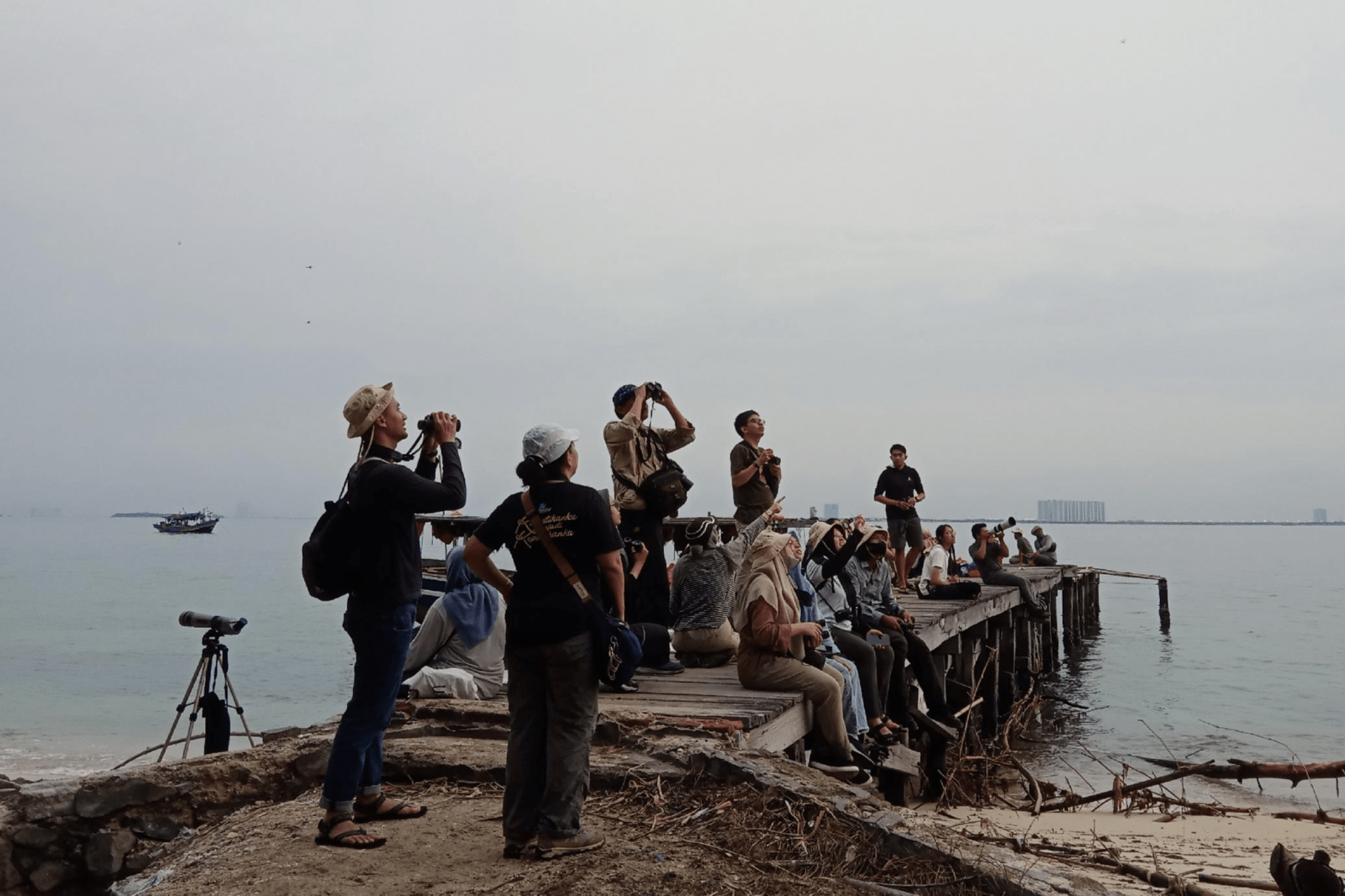 Tim dari Perhimpunan Pelestarian Burung Liar Indonesia (Burung Indonesia) saat sedang melakukan pemantauan aktivitas burung air di dermaga Pulau Rambut, Minggu (29/1/2023). | Foto: Arief Suseno