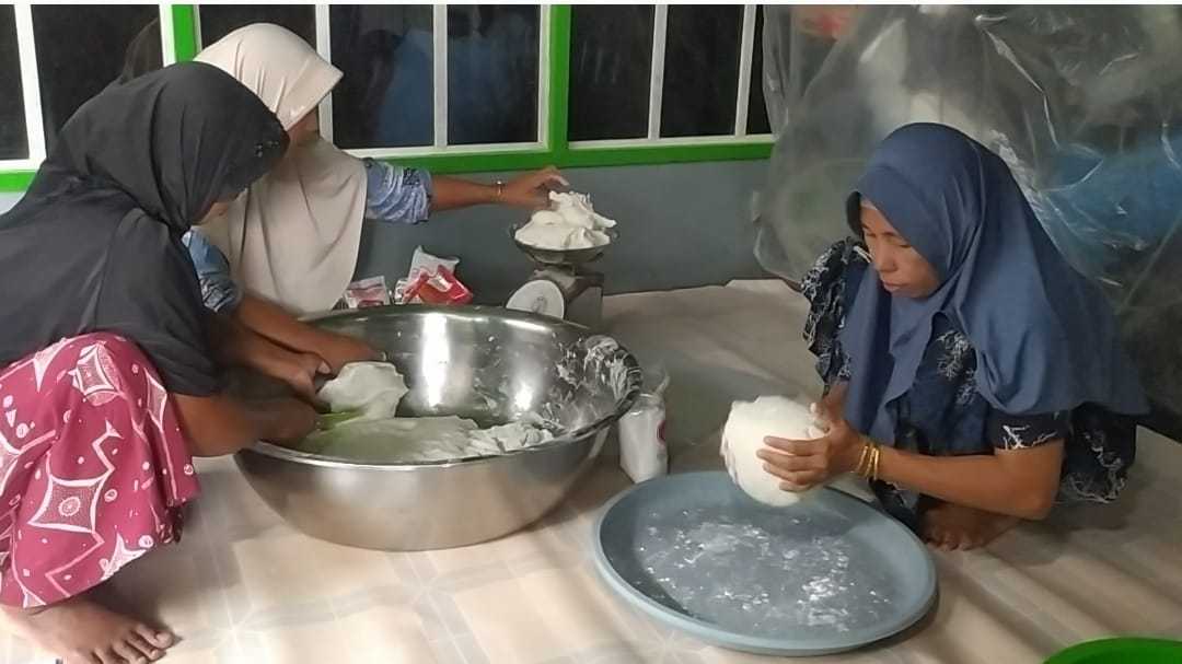 Hamdatul Aisyah dan kelompoknya membuat adonan kerupuk nasi. | Foto: rdy