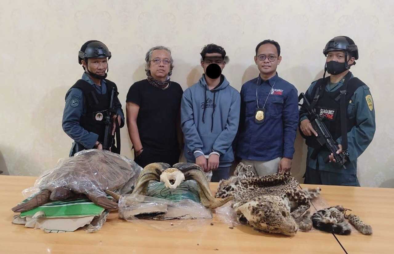 Gakkum KLHK bersama terduga pelaku dan barang bukti perdagangan bagian tubuh satwa dilindungi. | Foto: PPID KLHK