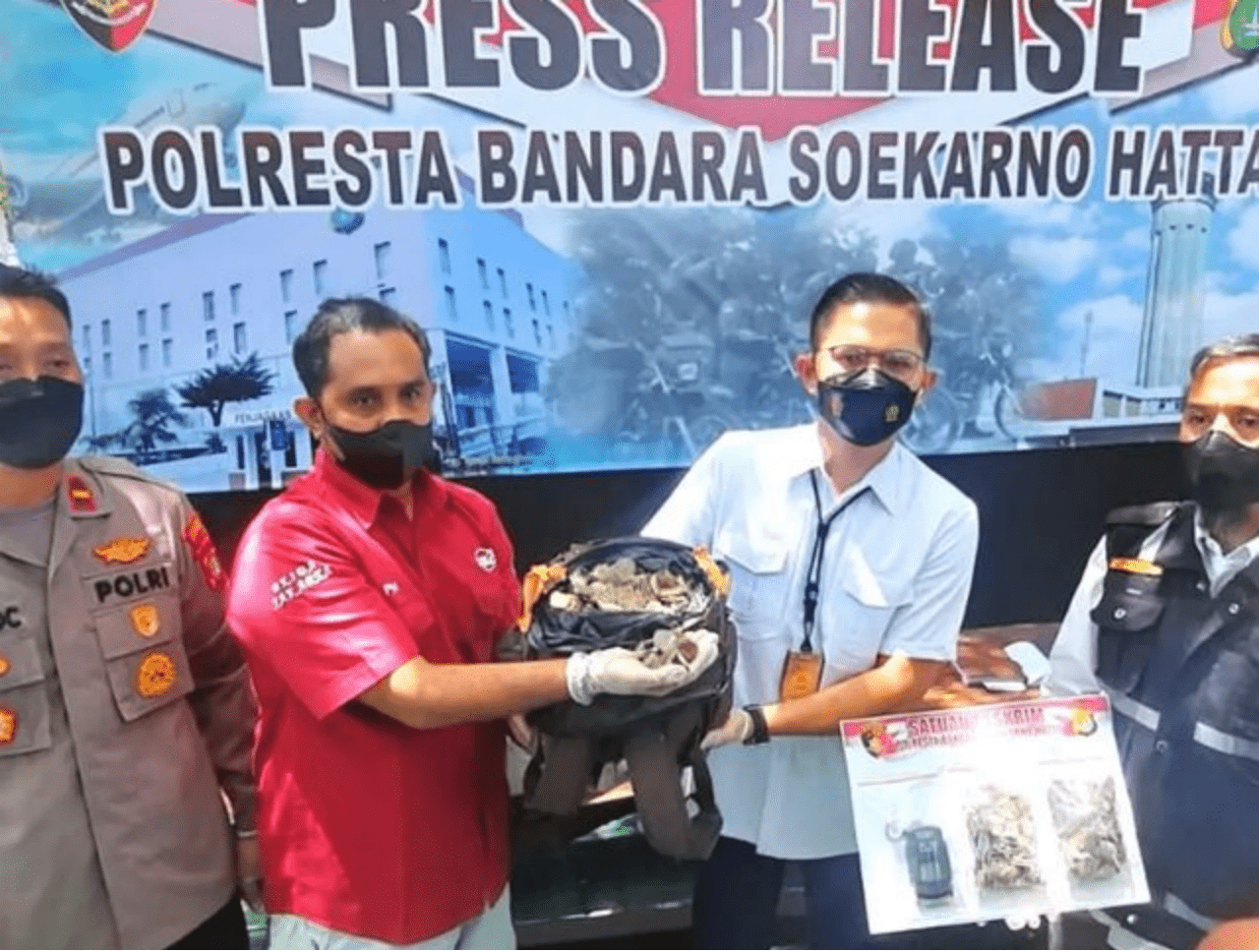 Polresta Bandara Soetta menunjukkan sejumlah barang bukti penyelundupan sisik trenggiling, Rabu (12/4/2023). Foto: BKSDA Jakarta/Instagram