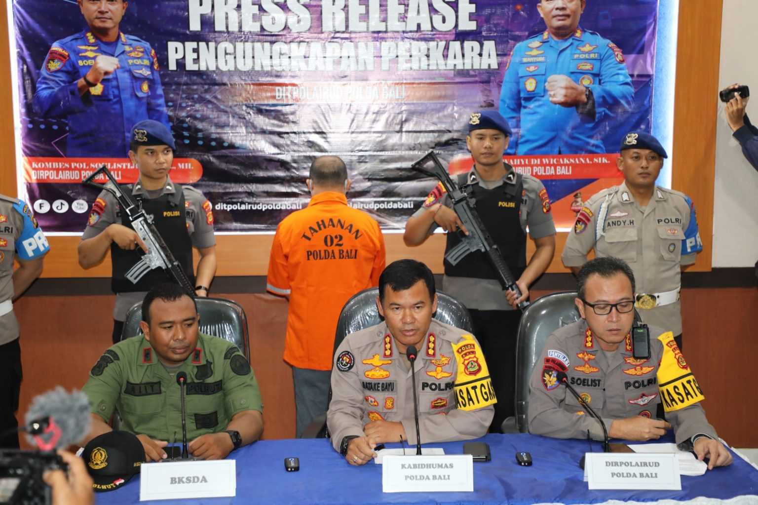 Konferensi pers oleh Polda Bali dan BKSDA pasca penangkapan Made Japa, pedagang daging penyu dari Kelurahan Benoa. | Foto: Laman Humas Polri