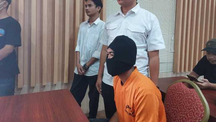 FA (22), seorang pemburu landak jawa asal Kabupaten Jember yang berhasil ditangkap polisi, Kamis (11/5/2023). | Foto: Istimewa/Detik Jatim