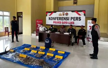 Barang bukti yang diamankan dari KM (40), terduga pelaku perburuan dan perdagangan harimau sumatera di Kecamatan Terangun, Kabupaten Gayo Lues. | Foto: Berita Terkini