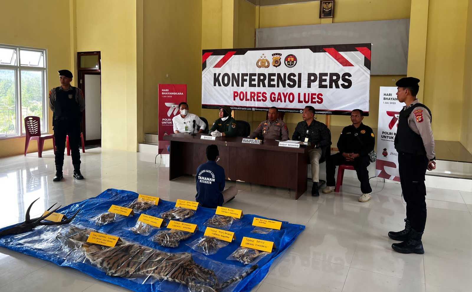 Barang bukti yang diamankan dari KM (40), terduga pelaku perburuan dan perdagangan harimau sumatera di Kecamatan Terangun, Kabupaten Gayo Lues. | Foto: Berita Terkini