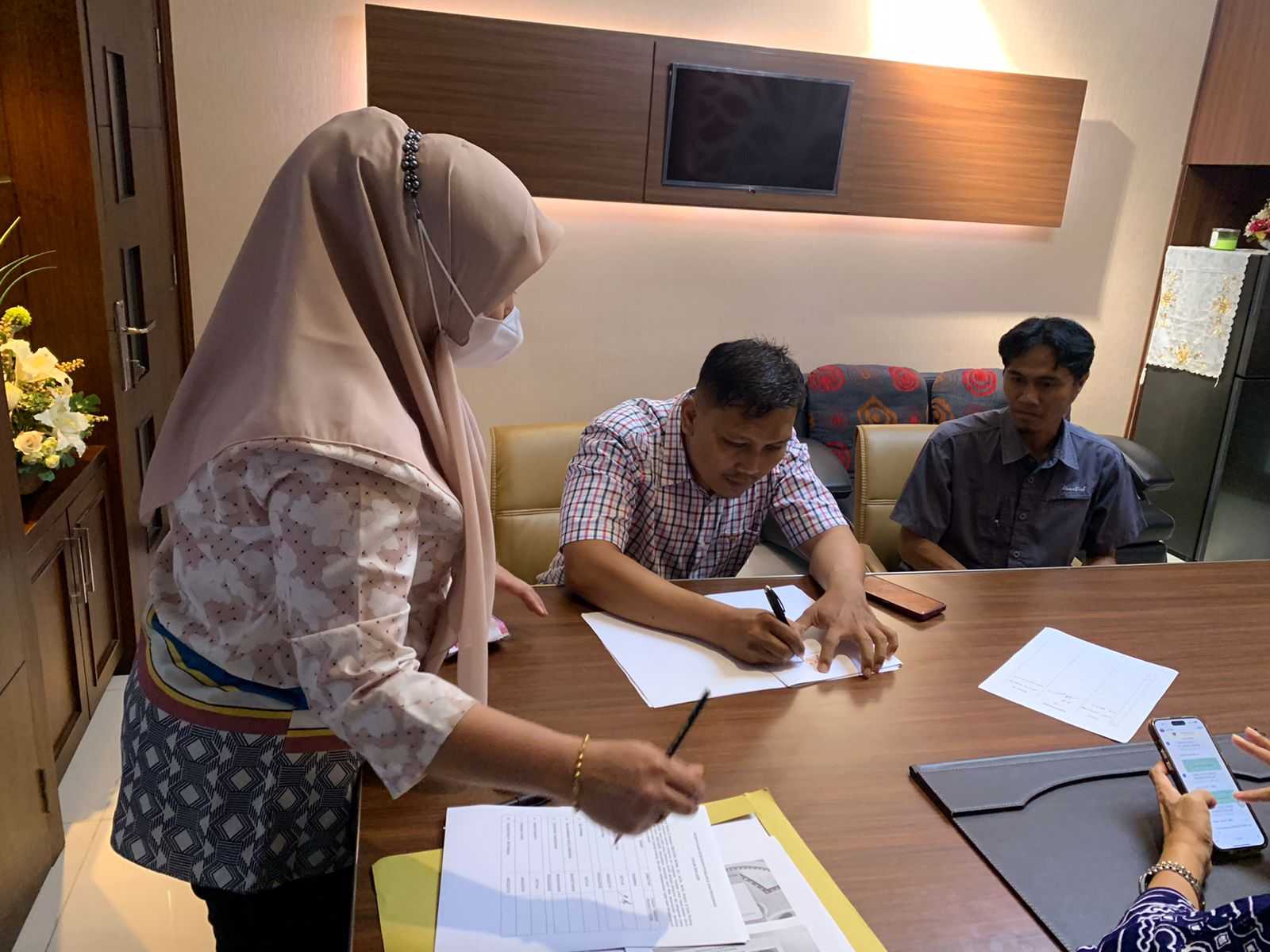 Penandatanganan Nota Pendirian Yayasan Jejak Harimau Sumatera di kantor notaris Dr. Beatrix Benni. | Foto: Yayasan Jejak Harimau Sumatera