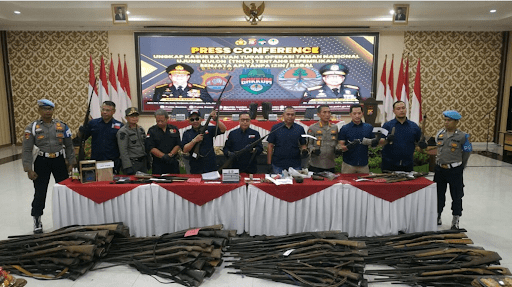 Satgas Kementerian LHK dan Polda Banten mengungkap kasus penggunaan senjata api ilegal di TNUK, Selasa (15/8/2023). | Foto: Ronald/SelatSunda