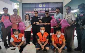 Ketiga terduga pelaku kasus perdagangan sisik trenggiling di Kalimantan Barat. | Sumber: Dok. KLHK