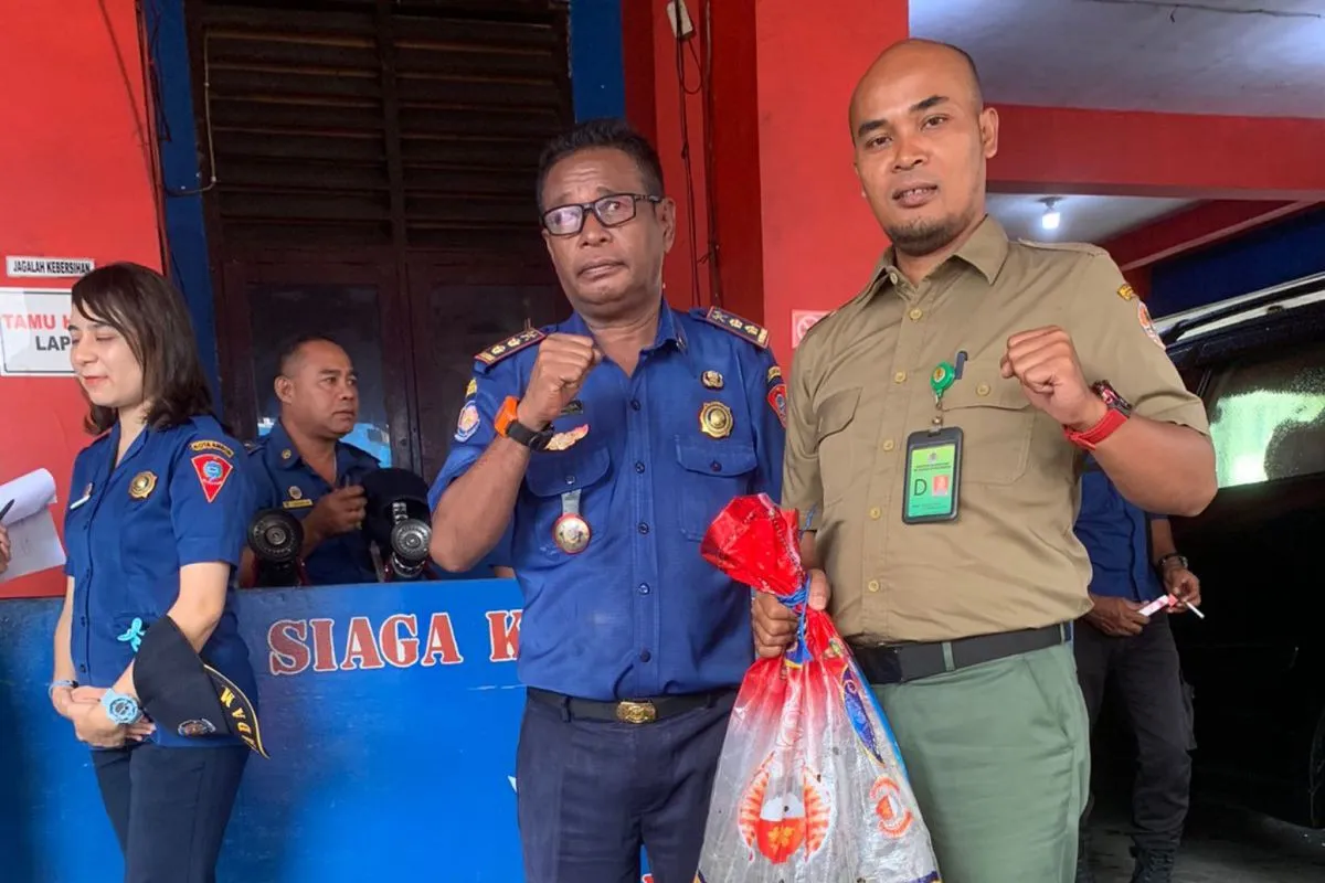 BKSDA Maluku menerima penyerahan dua ekor ular sanca kembang dari Dinas Pemadam Kebakaran. | Foto: Winda Herman/Antara 