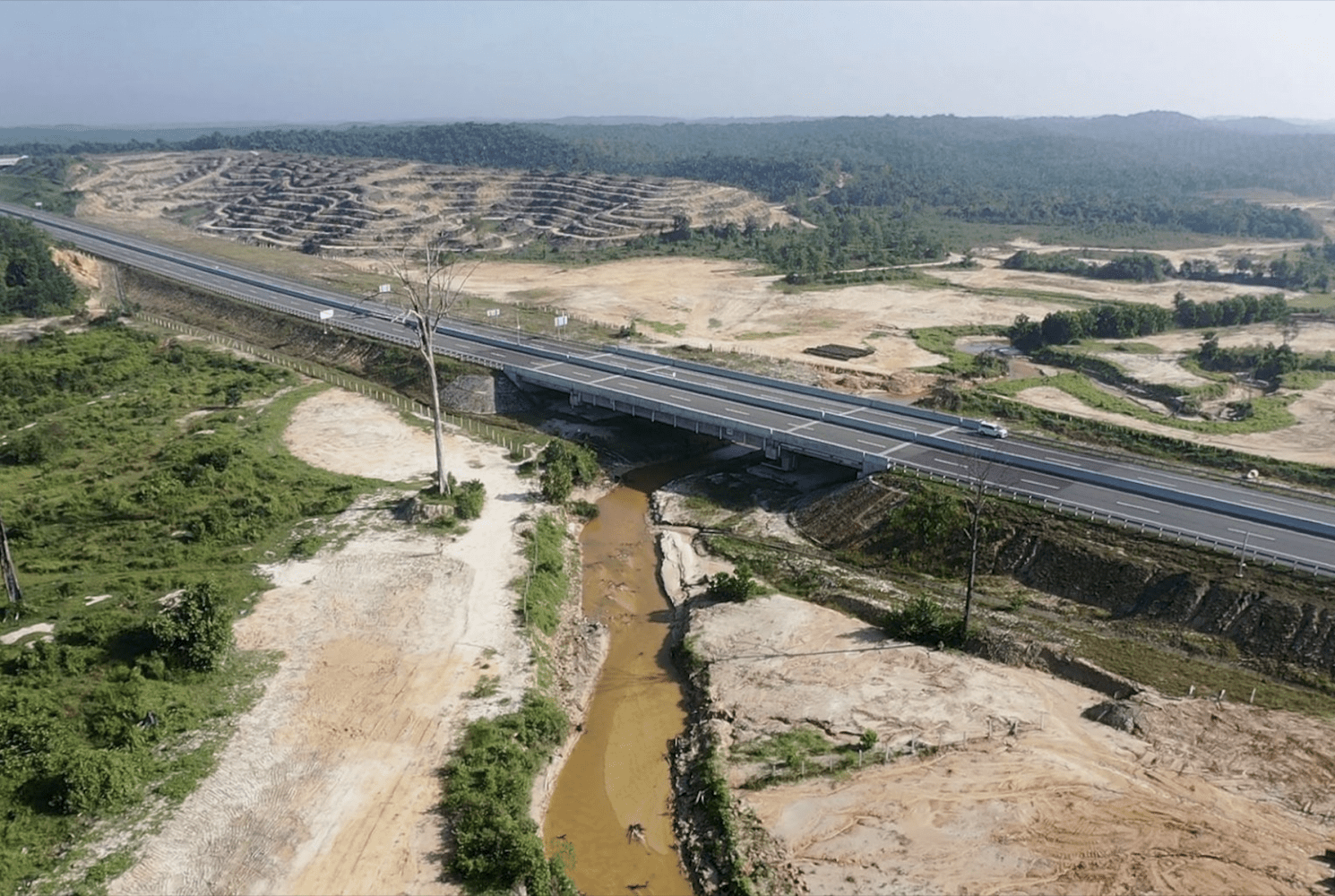 Perlintasan satwa yang menjadi bagian dari Jalan Tol Trans Sumatera untuk menghindari kecelakaan antara satwa dan pengguna jalan. | Sumber: Istimewa/Waspada Aceh
