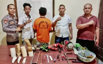 Sejumlah barang bukti sukses diamankan Polsek Seputih Surabaya dalam pengungkapan bisnis pipa rokok gading gajah di Lampung Tengah. | Sumber: Kompas