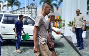 Tersangka perburuan satwa liar dilindungi di Taman Nasional Baluran, Kabupaten Situbondo, Jawa Timur saat berkas perkara dilimpahkan ke Kejaksaan Negeri setempat pada Selasa (12/12/2023) | Sumber foto: Kompas/Fatur.