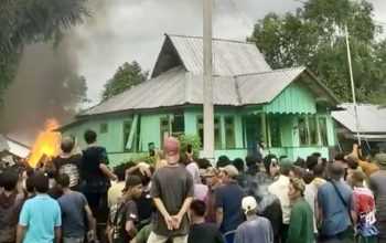 Tangkapan layar dari video pembakaran Kantor Balai PPA Resort Suoh TNBBS di Kabupaten Lampung Barat, Senin (11/3/2024). | Sumber: Kompas