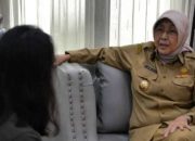 Bupati Kabupaten Barito Kuala Hj. Noormiliyani A.S. di ruang kerja ketika wawancara Kanal Kalimantan, di Marabahan, Senin 25 Juli 2022. | Foto: Bayu Prayoga