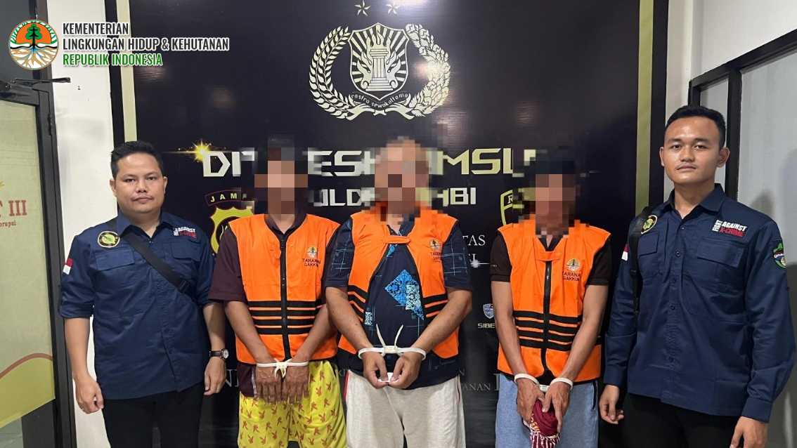 Tiga orang terduga pelaku perdagangan sisik trenggiling yang diamankan petugas. | Foto: Gakkum KLHK 