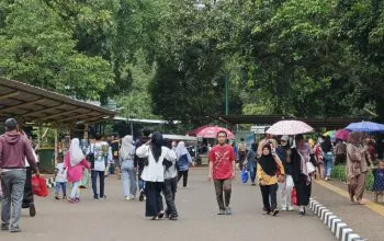 Taman Margasatwa Ragunan terlihat masih sangat ramai pengunjung, Jumat (12/4/2024). | Sumber: Ilham Giovani/tvOnenews