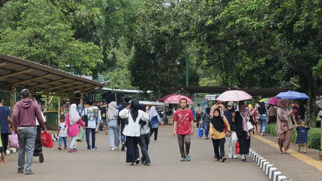 Taman Margasatwa Ragunan terlihat masih sangat ramai pengunjung, Jumat (12/4/2024). | Sumber: Ilham Giovani/tvOnenews