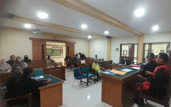 Suasana sidang kasus perdagangan trenggiling di Pengadilan Negeri Mempawah, Kalimantan Barat. | Foto: Dok. Kolase