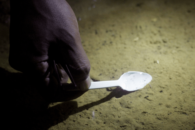 UDANG PURBA - Pengambilan sampel udang purba jawa menggunakan sendok kecil agar tidak melukai dan memudahkan pengambilan spesies. Udang purba jawa berukuran 7-10 milimeter. | Foto: Rakhanda Fatharana/Garda Animalia
