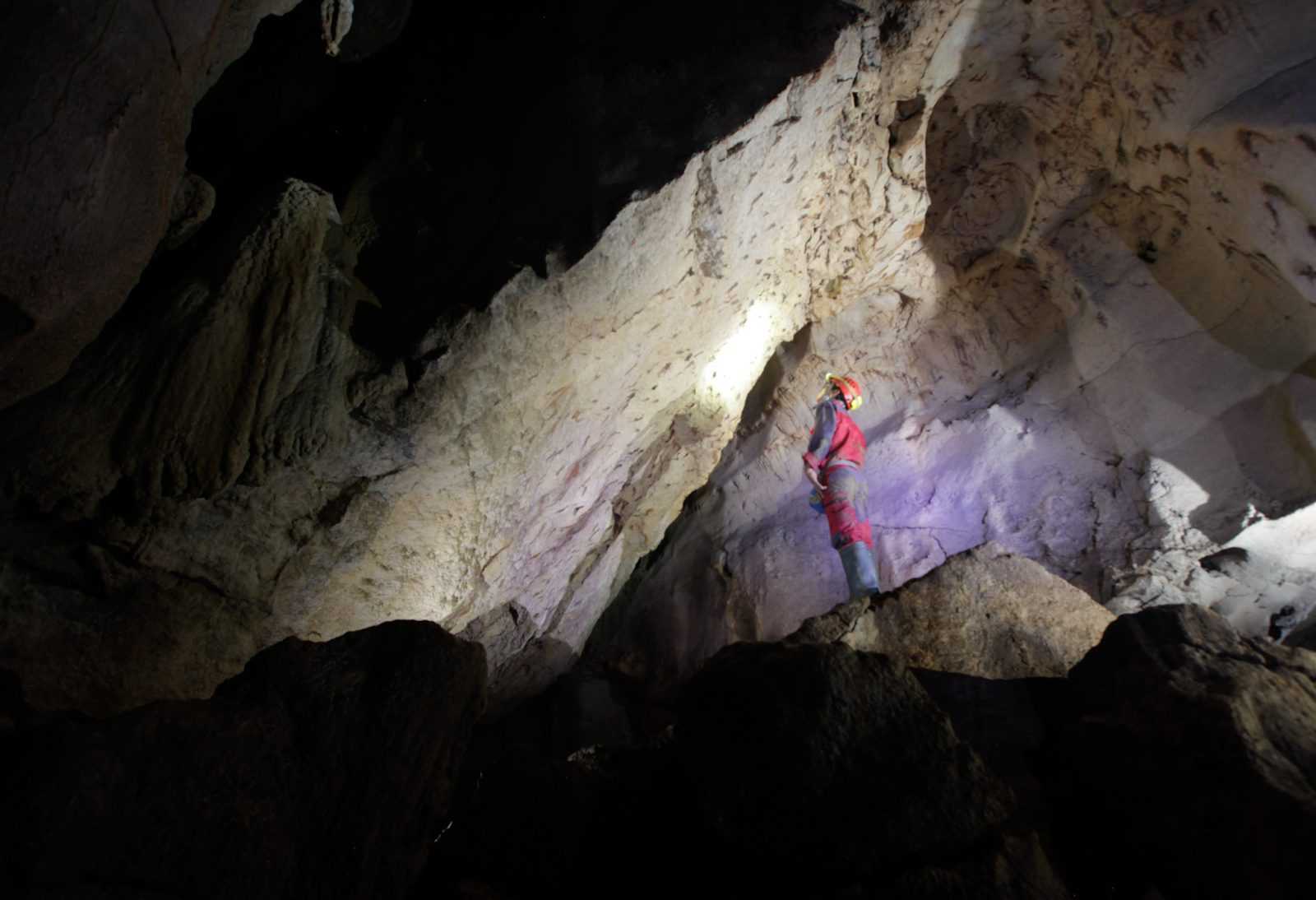 Cahyo Rahmadi sedang berada di dalam Gua Cikarae untuk melakukan penelitian satwa gua. | Foto: Rakhanda Fatharana/Garda Animalia