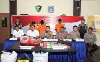 Polres Sanggau melakukan konferensi pers terkait kasus perdagangan sisik trenggiling. | Sumber: Humas Polri