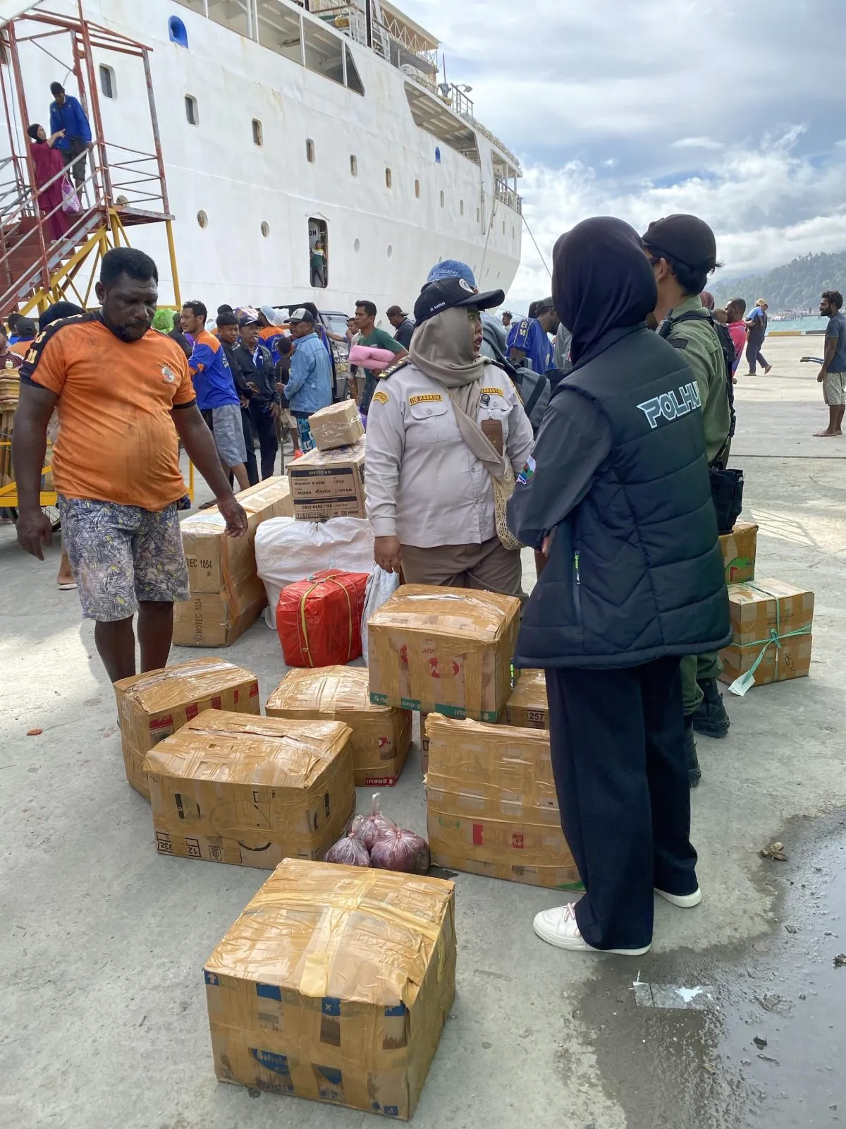 Ratusan kilogram daging tusa timor yang ditemukan petugas di Pelabuhan Laut Kaimana. | Foto: BBKSDA Papua Barat