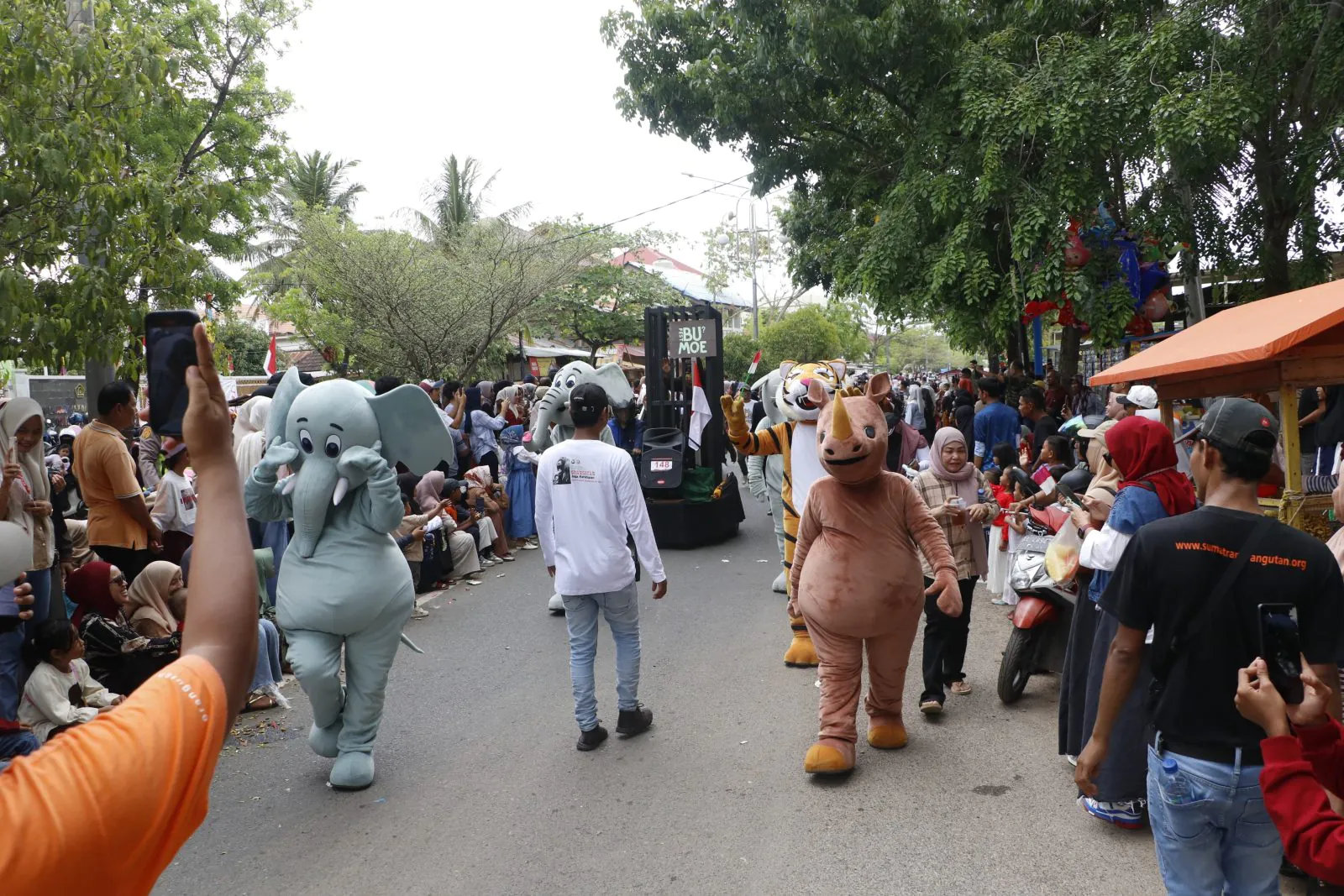 Empat satwa dilindungi yang menjadi maskot dalam parade. | Foto: Mardili/Garda Animalia