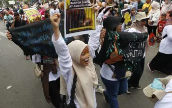 Seorang peserta parade mengepalkan tangan untuk menyerukan perlindungan satwa di Aceh. | Foto: Mardili/Garda Animalia