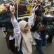 Seorang peserta parade mengepalkan tangan untuk menyerukan perlindungan satwa di Aceh. | Foto: Mardili/Garda Animalia