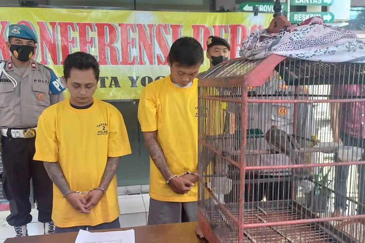 Dua pelaku pencurian burung cucak rawa. | Foto: Wisang Seto Pangaribowo/Kompas.com