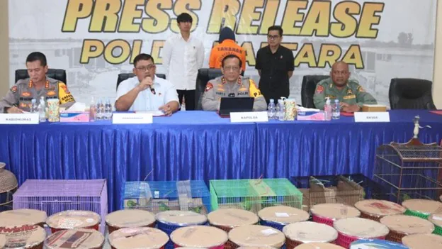 Polda Kaltara bersama BKSDA Kaltim menggelar press release kasus jual beli 187 burung cucak hijau di Tarakan. | Foto: Instagram Polda Kaltara