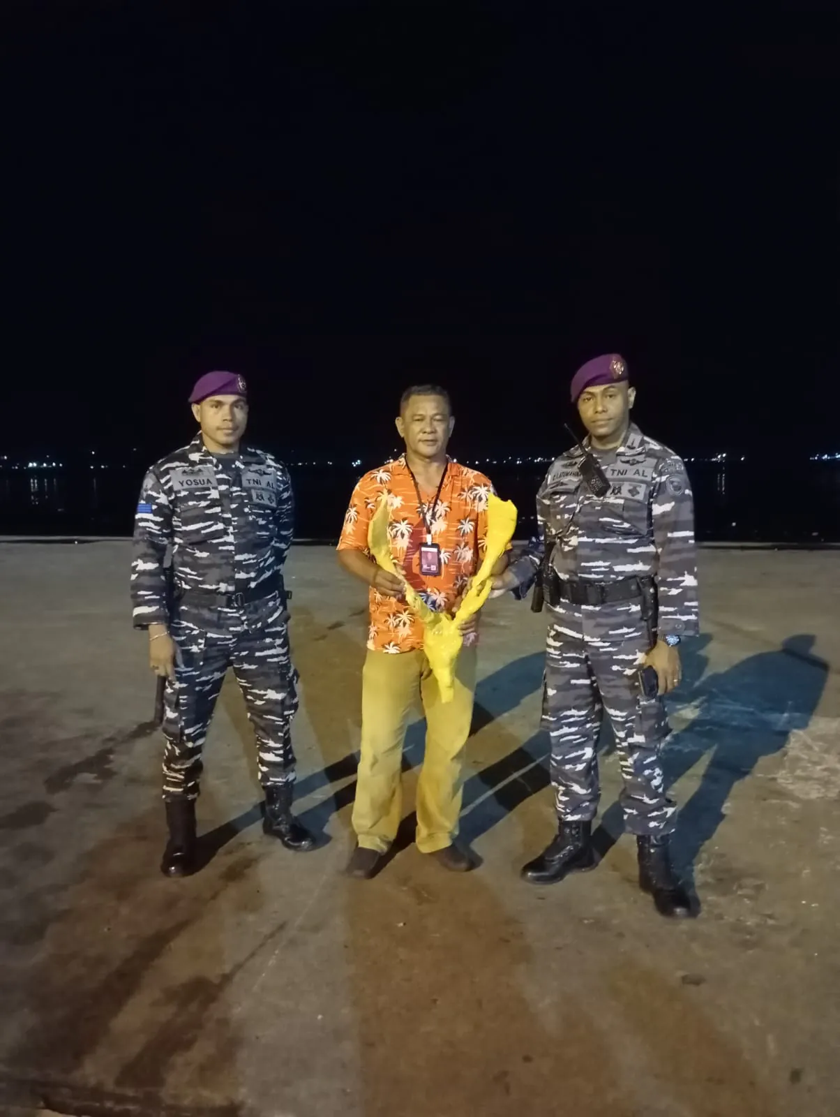 Tim gabungan yang mengamankan tanduk rusa timor di Pelabuhan Yos Sudarso. | Foto: BKSDA Maluku