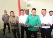 Ditreskrimsus Polda Kepri dengan barang bukti berupa baning coklat. | Foto: Tribata News