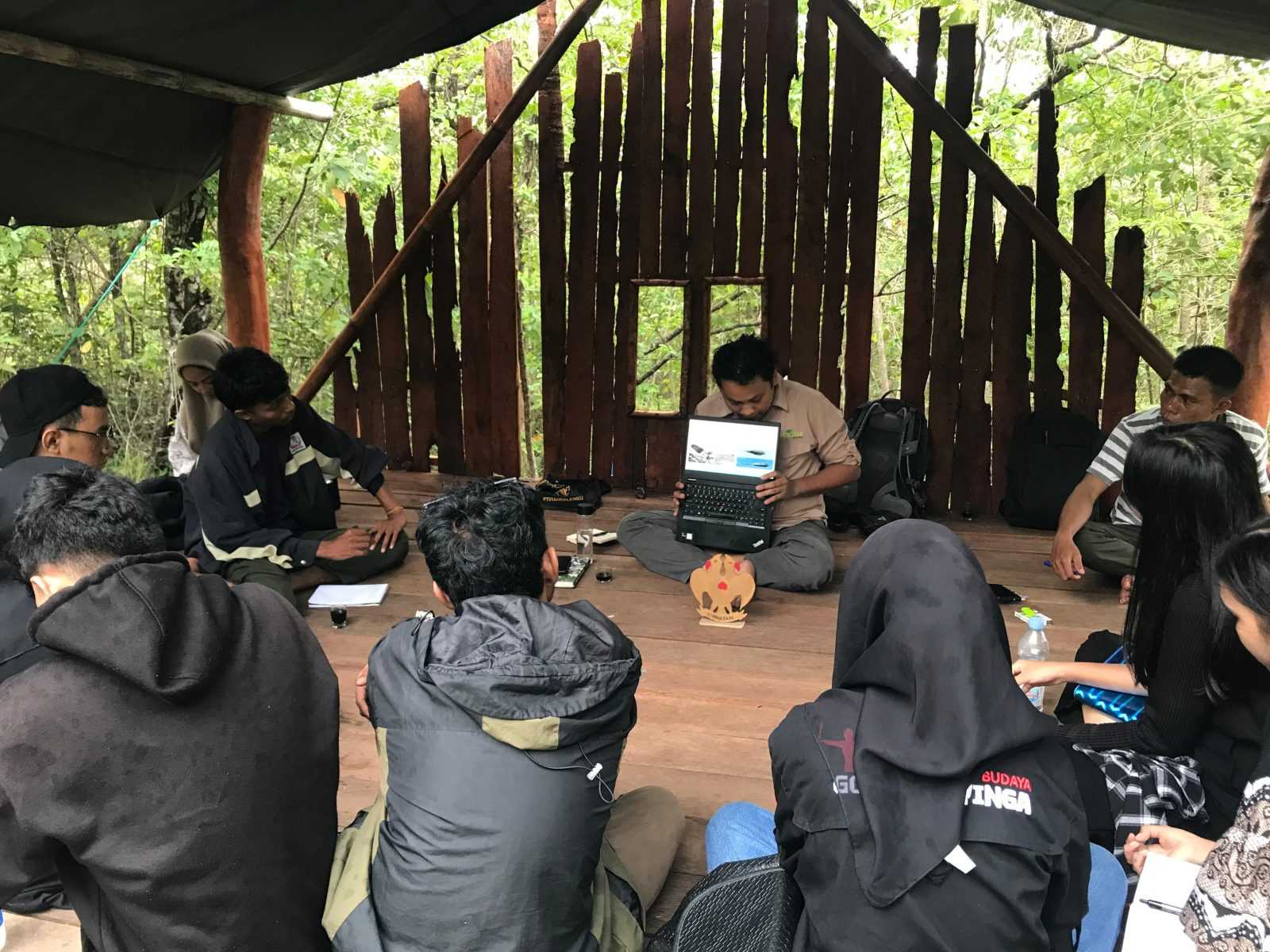 Benny Aladin sedang berbagi pengetahuan bersama sejumlah mahasiswa antropologi sosial Unkhair terkait peran satwa liar dalam kehidupan manusia pada Minggu (13/10/2024). | Foto Rajuan Jumat/Garda Animalia