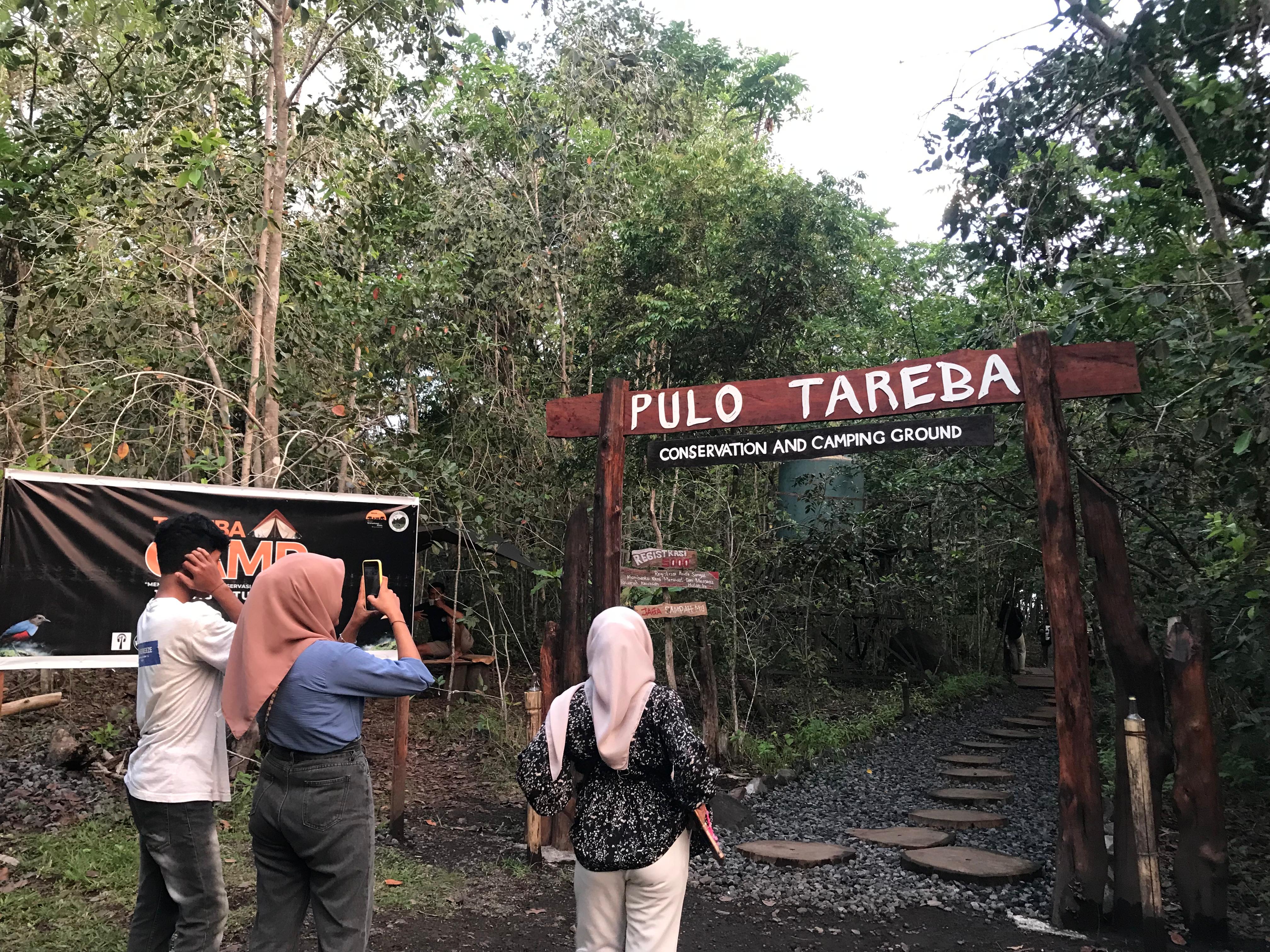 Sejumlah pengunjung berswafoto di depan gerbang masuk kawasan wisata Pulo Tareba. | Foto: Rajuan Jumat/Garda Animalia